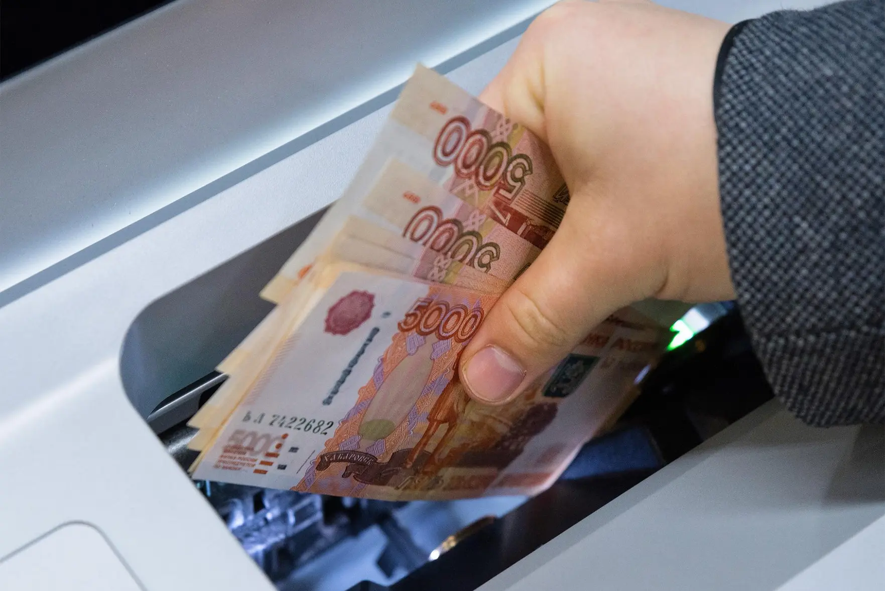 Объем денежных переводов из России в Грузию сократился на 13,6 процента