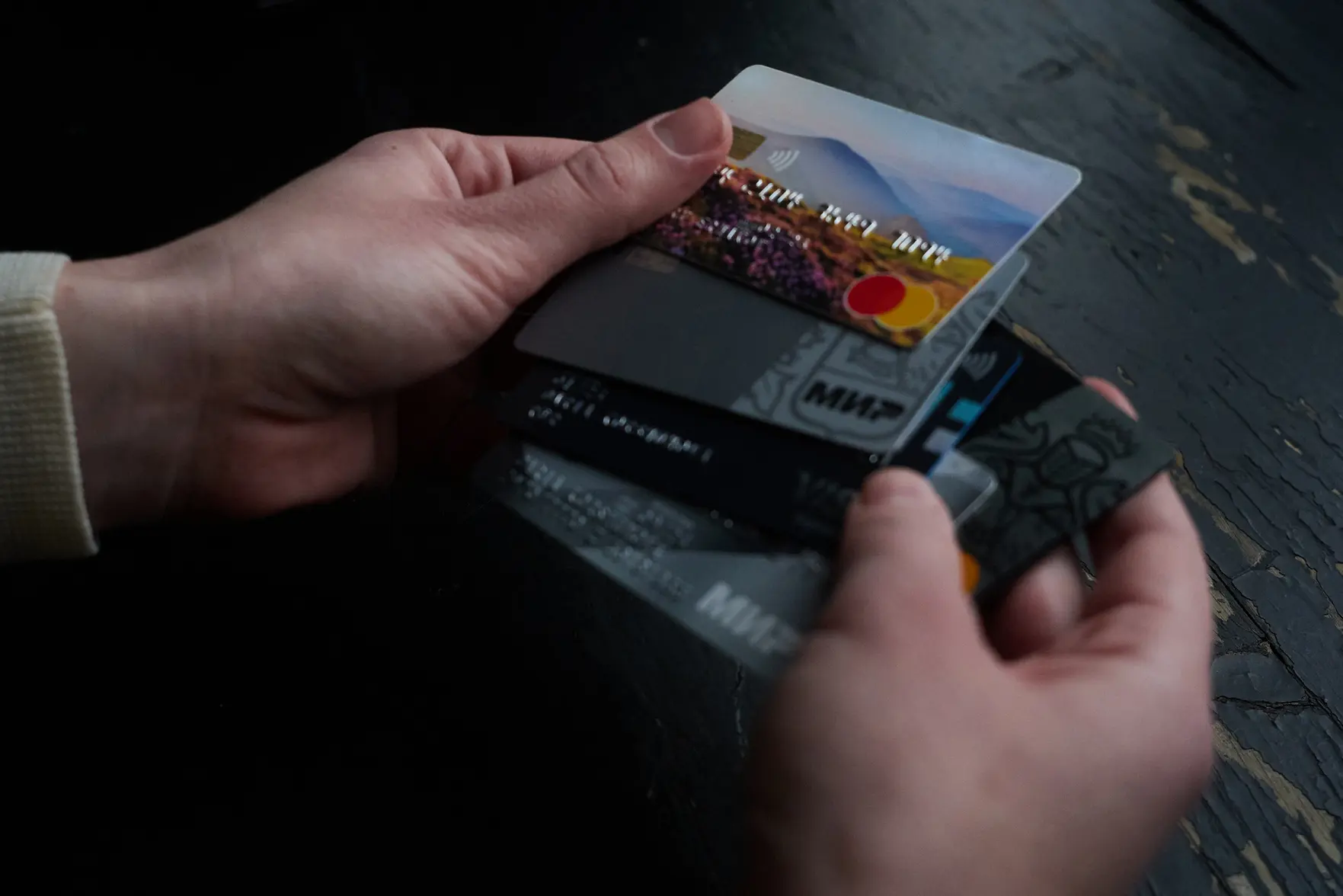 Объем выдачи кредитных карт в России упал до минимума с апреля 2022 года