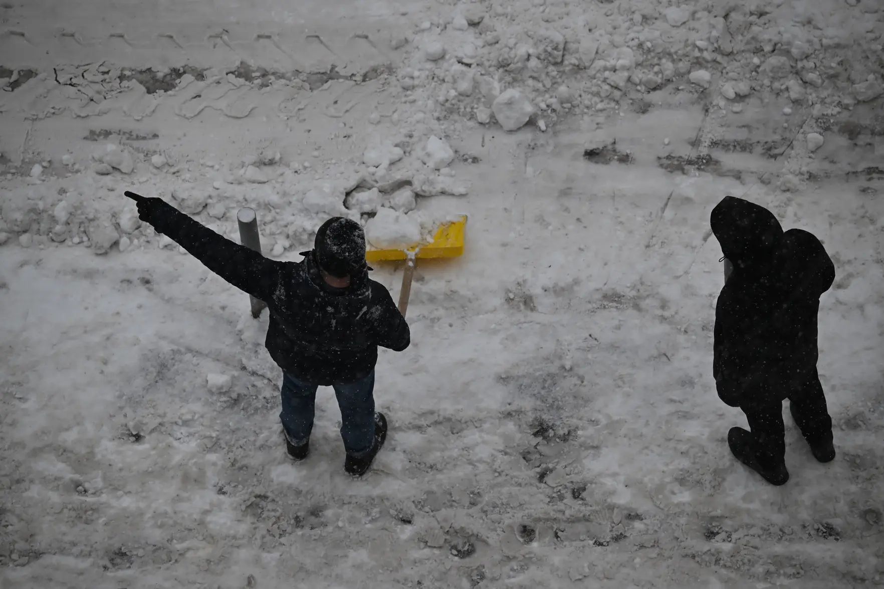 Оплата за дополнительную расчистку двора от снега не является взяткой