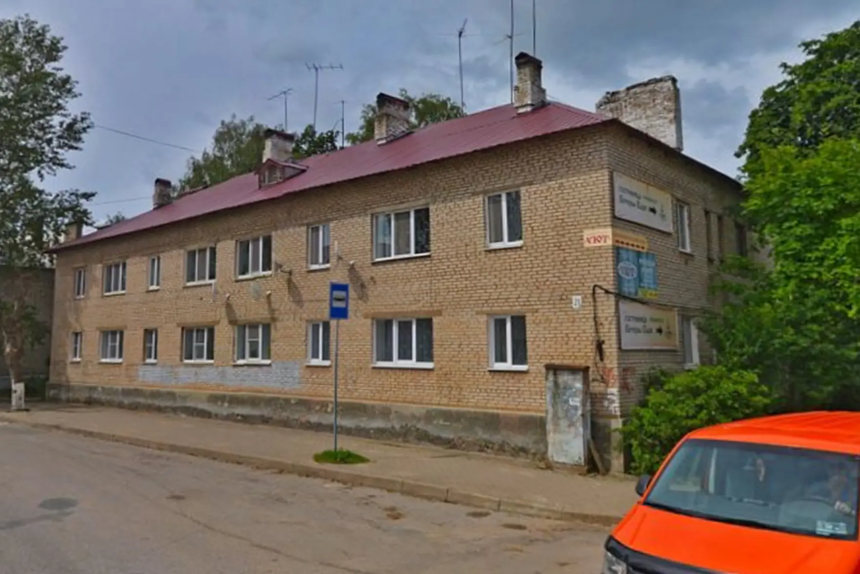 В Печорах жильцы пожаловались на дом, который покрасили только со стороны туристической дороги