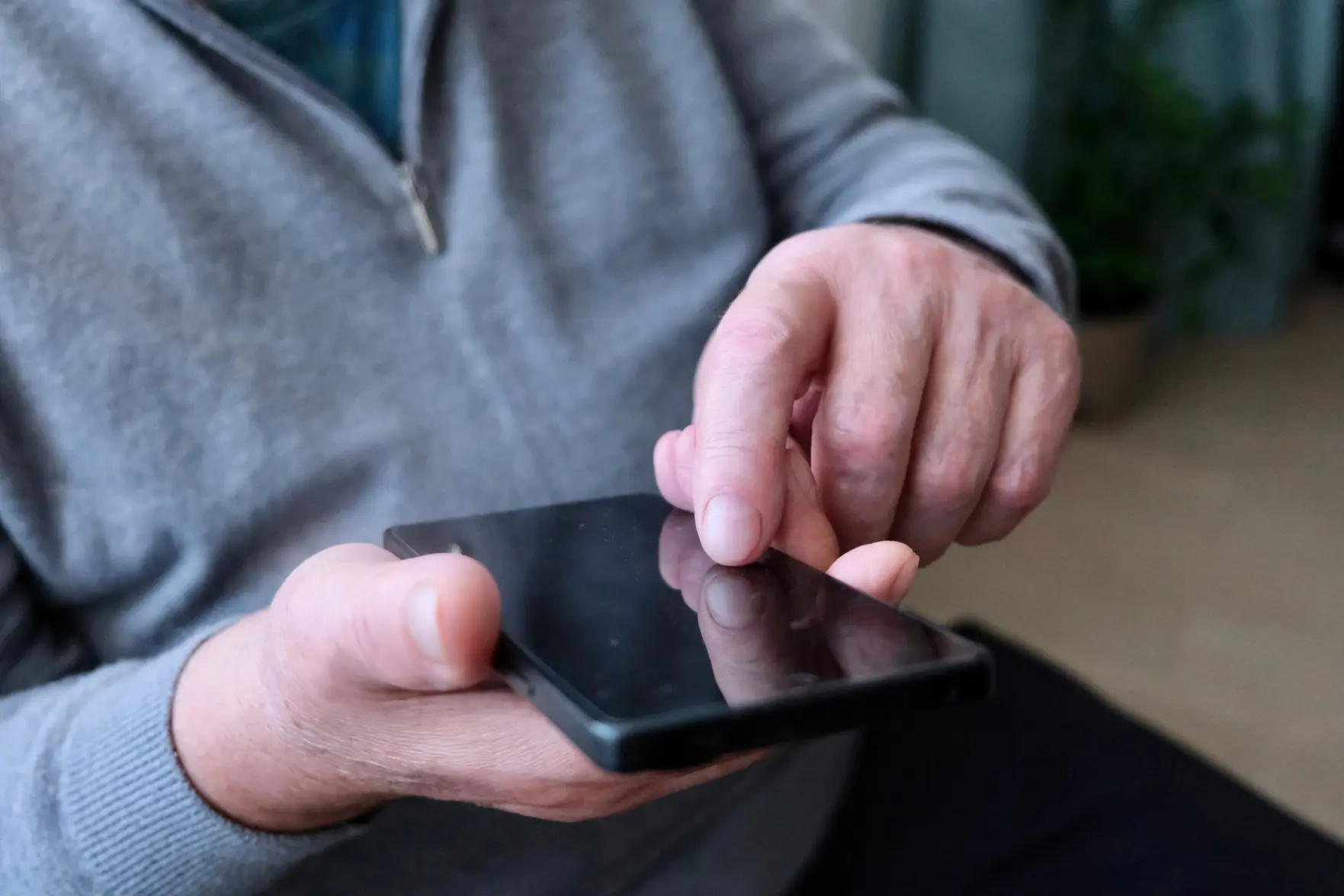 Пенсионер потерял более 10 миллионов рублей в схеме мошенников