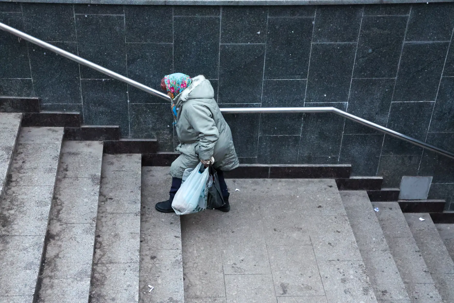 Пенсионерка из Оби отсудила 150 тысяч рублей после падения на лестнице