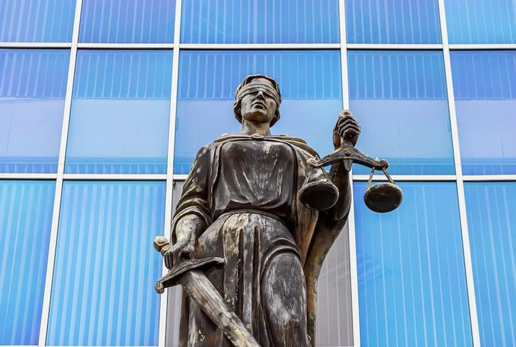 67-летняя жительница Омска устроила погром в квартире, которую не смогла вернуть