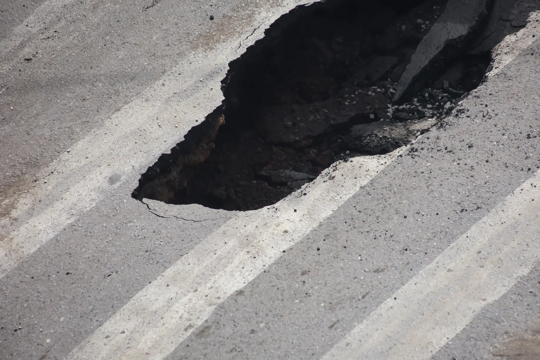 Парковый в Перми затопило после аварии на водопроводе: вода замерзала прямо на улице