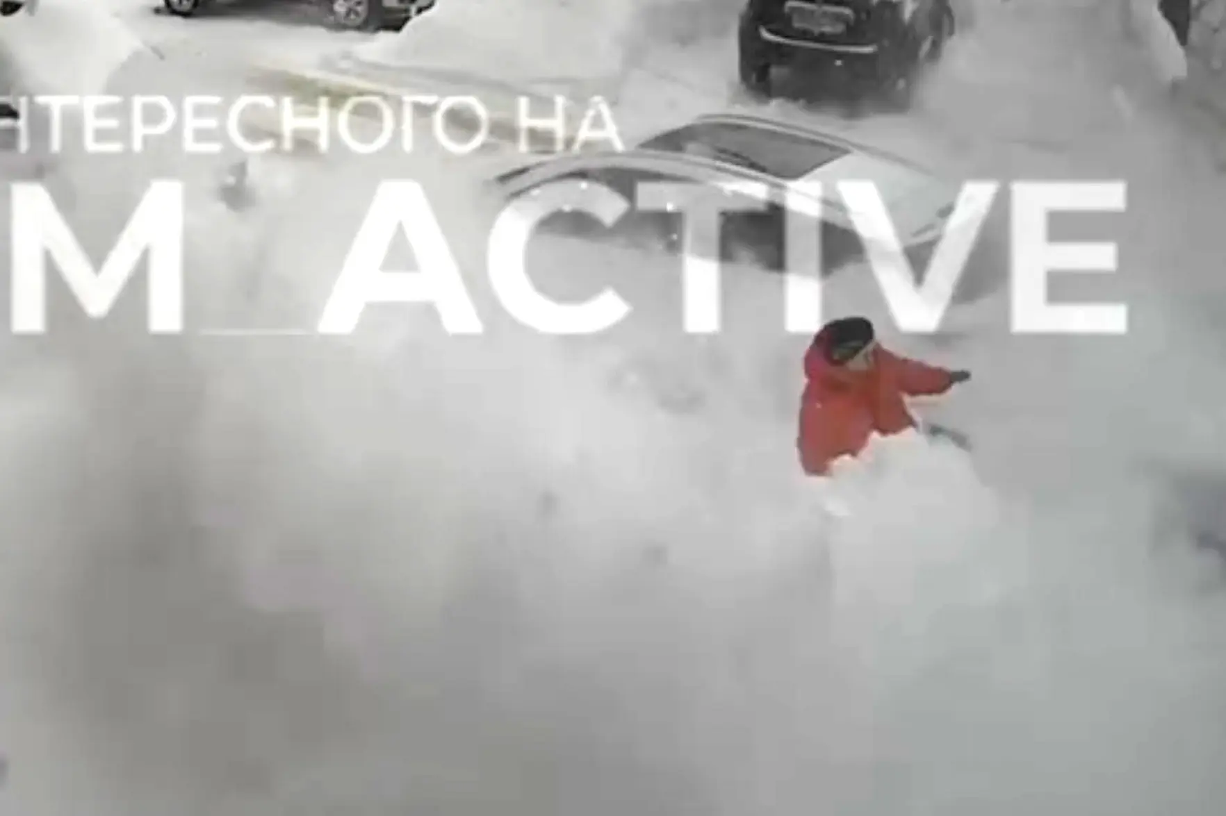 В Перми снег с крыши упал на женщину у дома на Чердынской