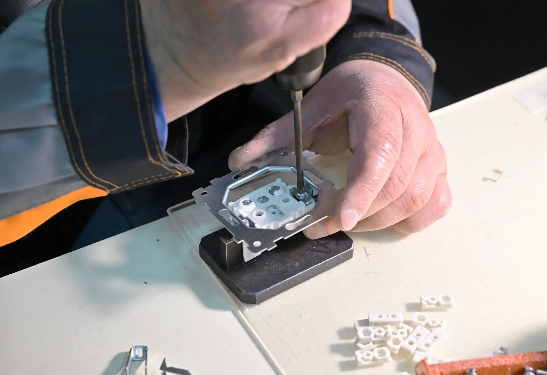 Петербурженка заплатила 30 тысяч рублей за ремонт розетки