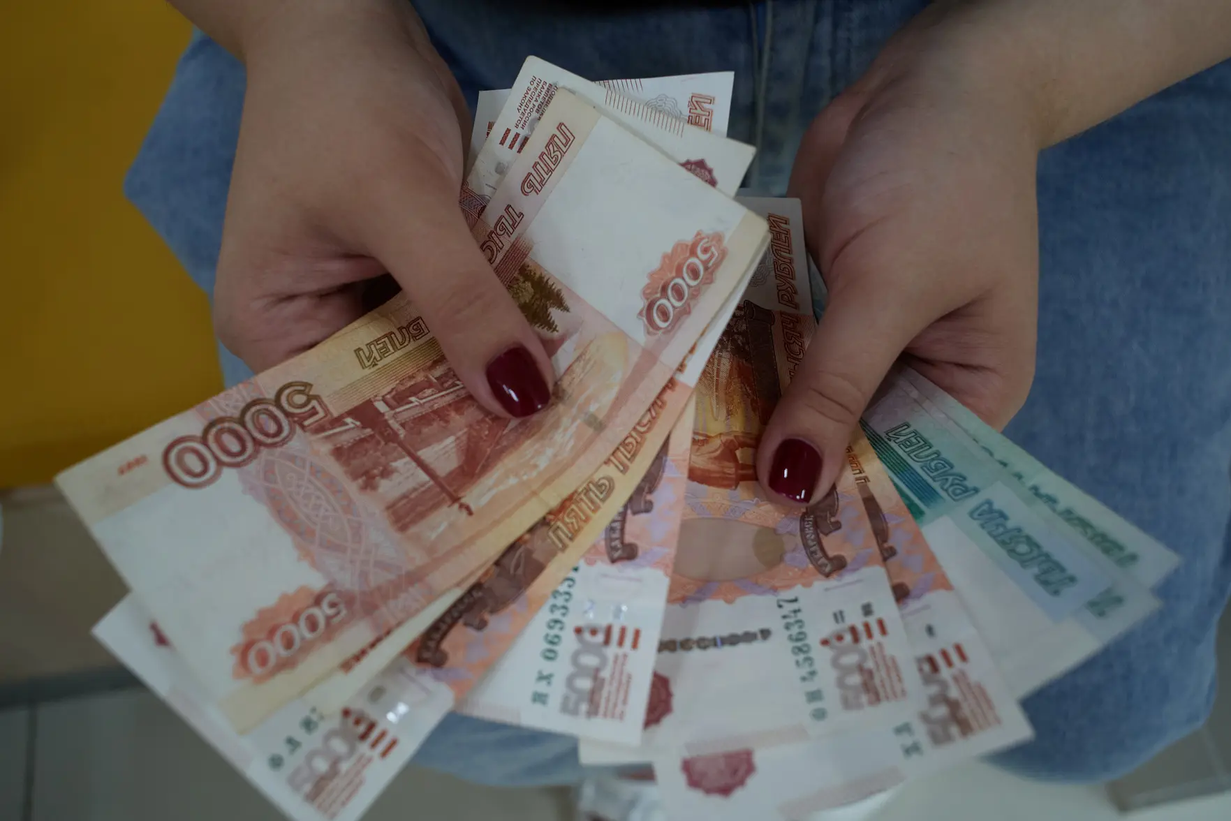 Почти половина россиян ждёт роста зарплаты в первой половине 2026 года