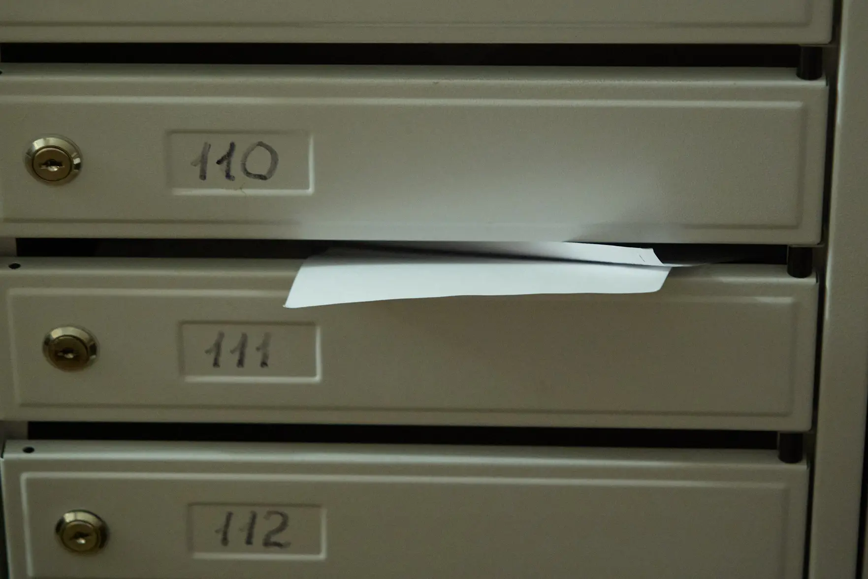 Полгода без воды: как упрямые должники оставили без холодного водоснабжения весь подъезд