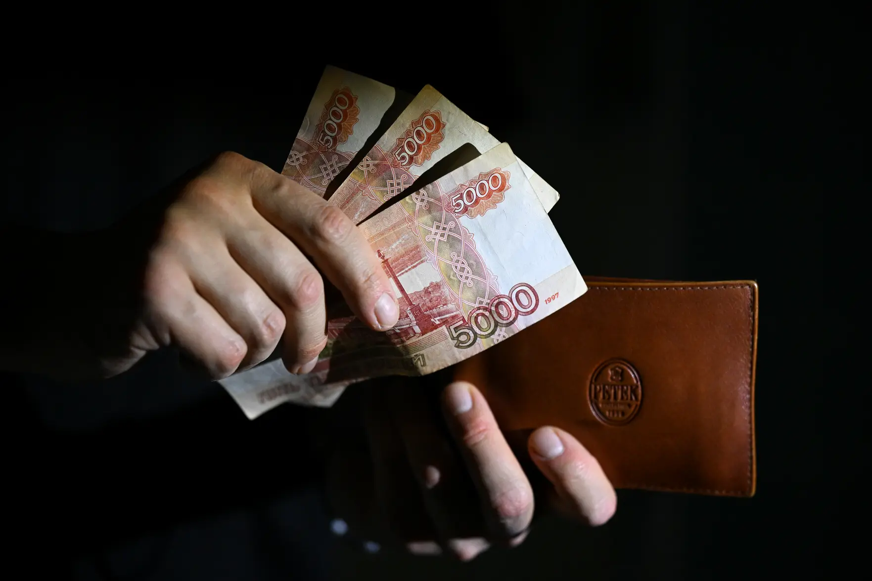 Разрыв между средней и медианной зарплатой в России дошел до 35%