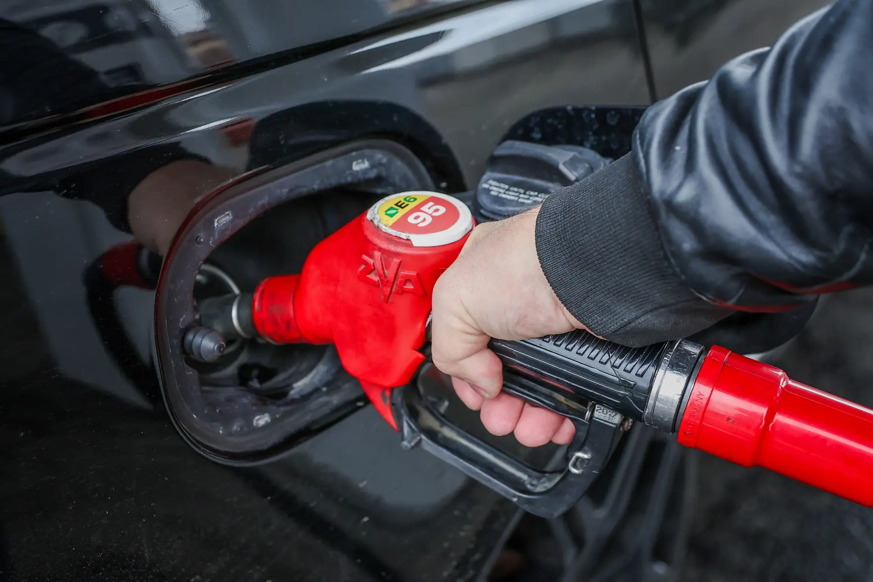 Россия предложила нефтяным компаниям продавать часть бензина напрямую АЗС