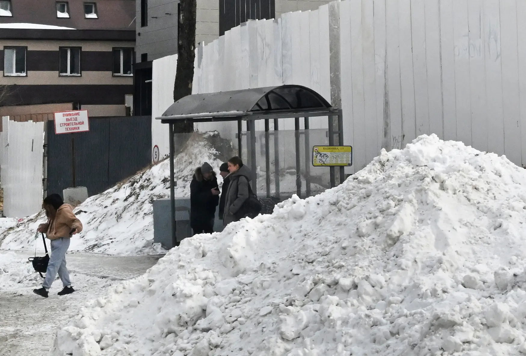 В Ростове-на-Дону дорогу к остановке у СНТ «Салют» завалили снегом