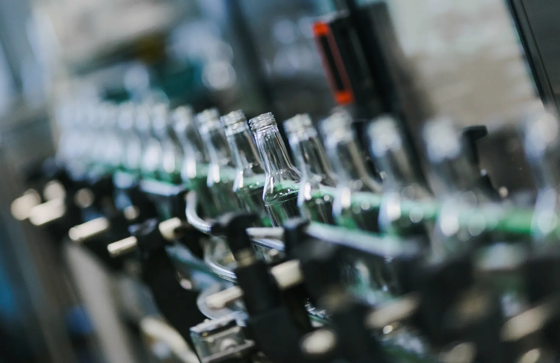 Розничные продажи водки в России снизились