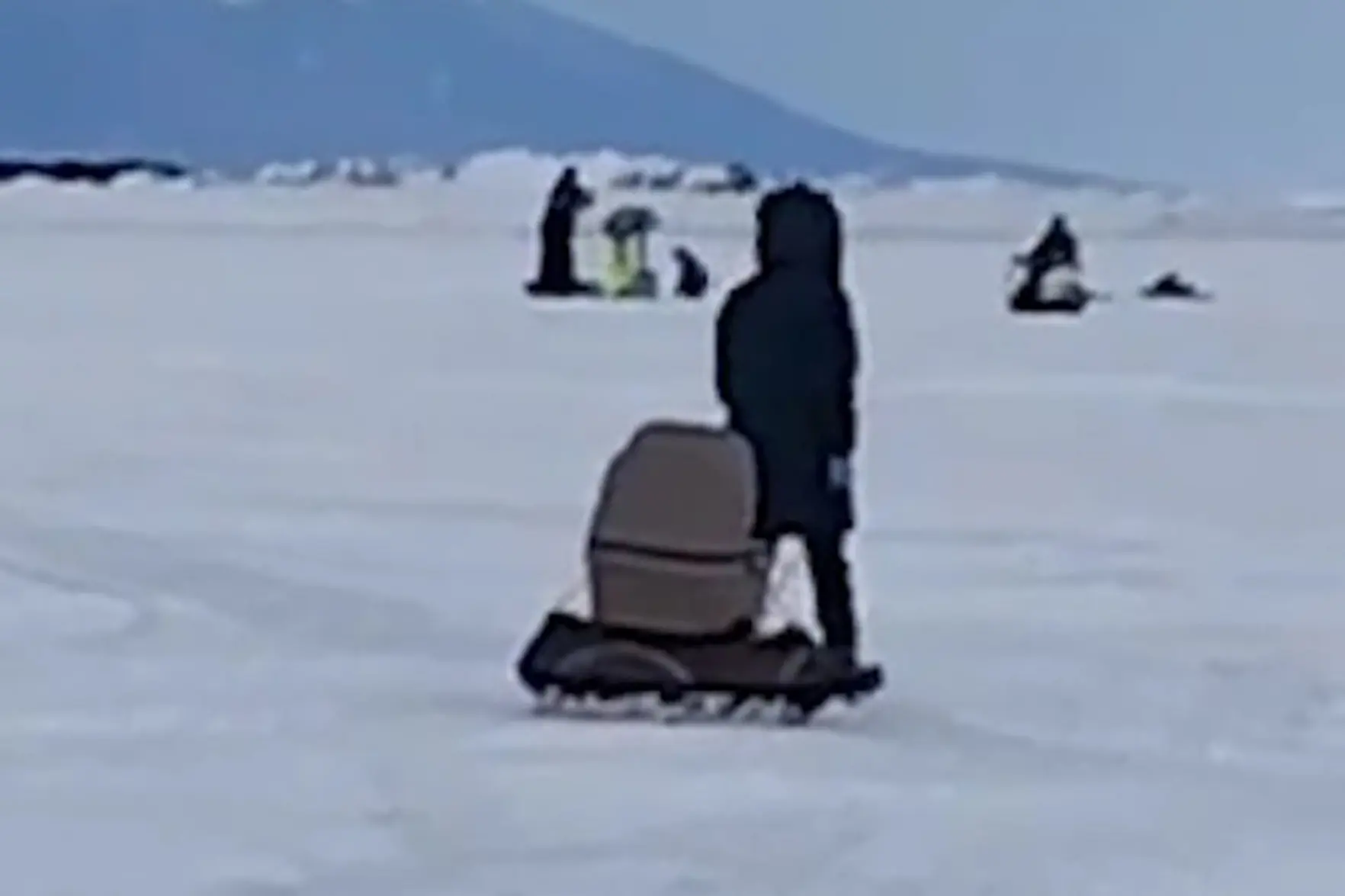 На Сахалине мать повезла младенца по льду на тюбинге вместо коляски