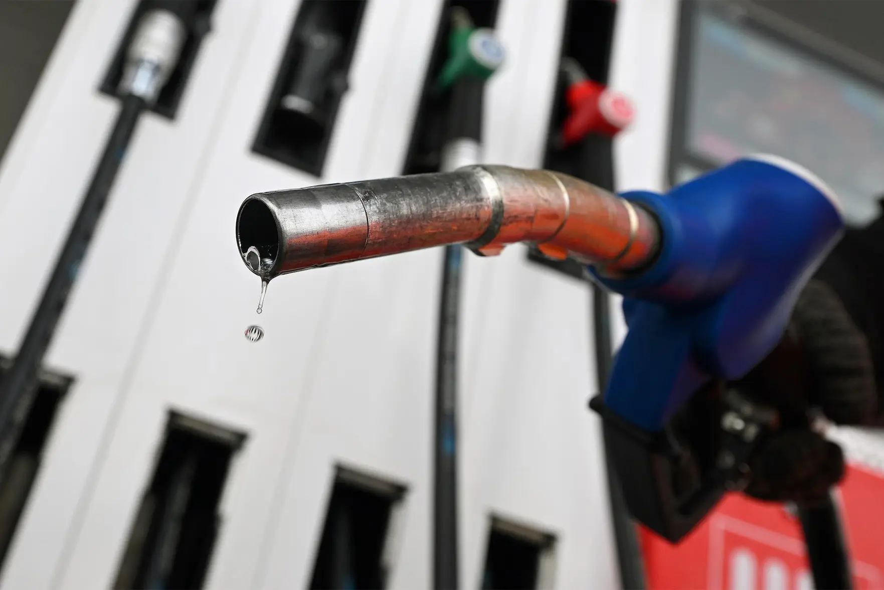 Санкт-Петербург запретил продажу топлива несовершеннолетним на АЗС