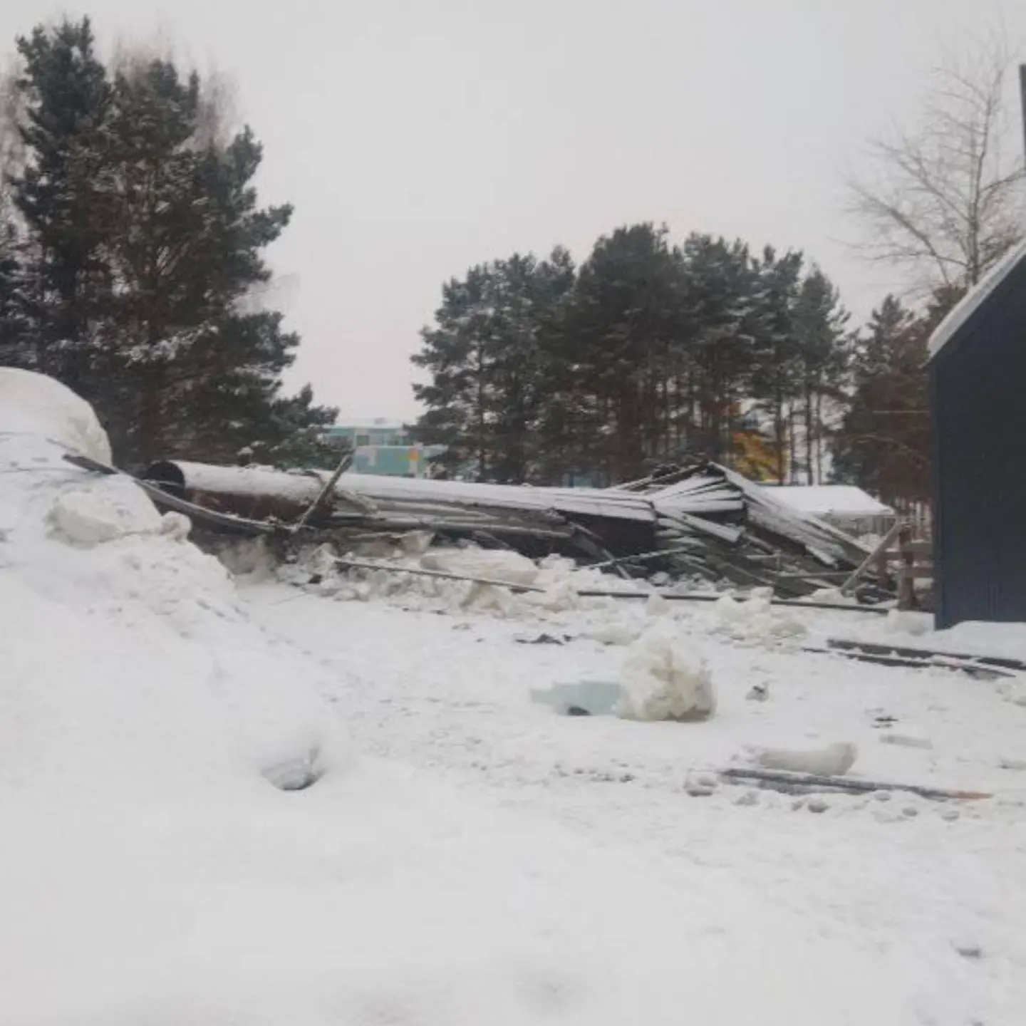 В Седельниково в Омской области упала водонапорная башня, часть улиц осталась без воды