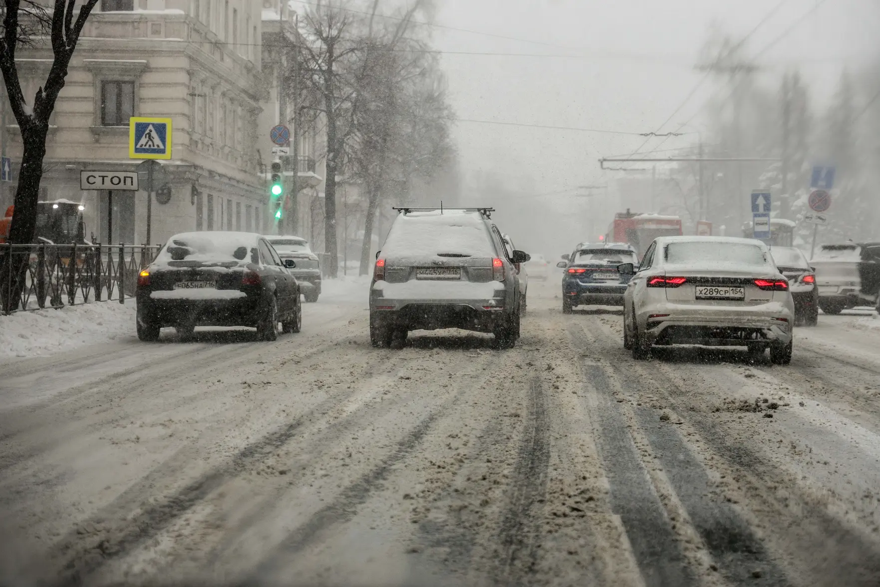 В Шахтах новую дорогу затопило канализационными стоками после прорыва коллектора