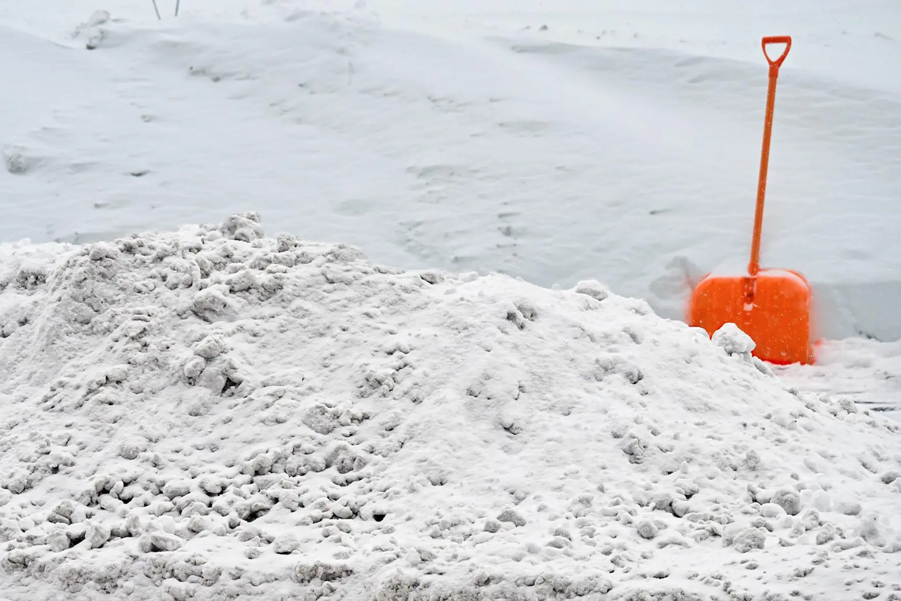 Школьник провалился в яму под снегом на Сахалине