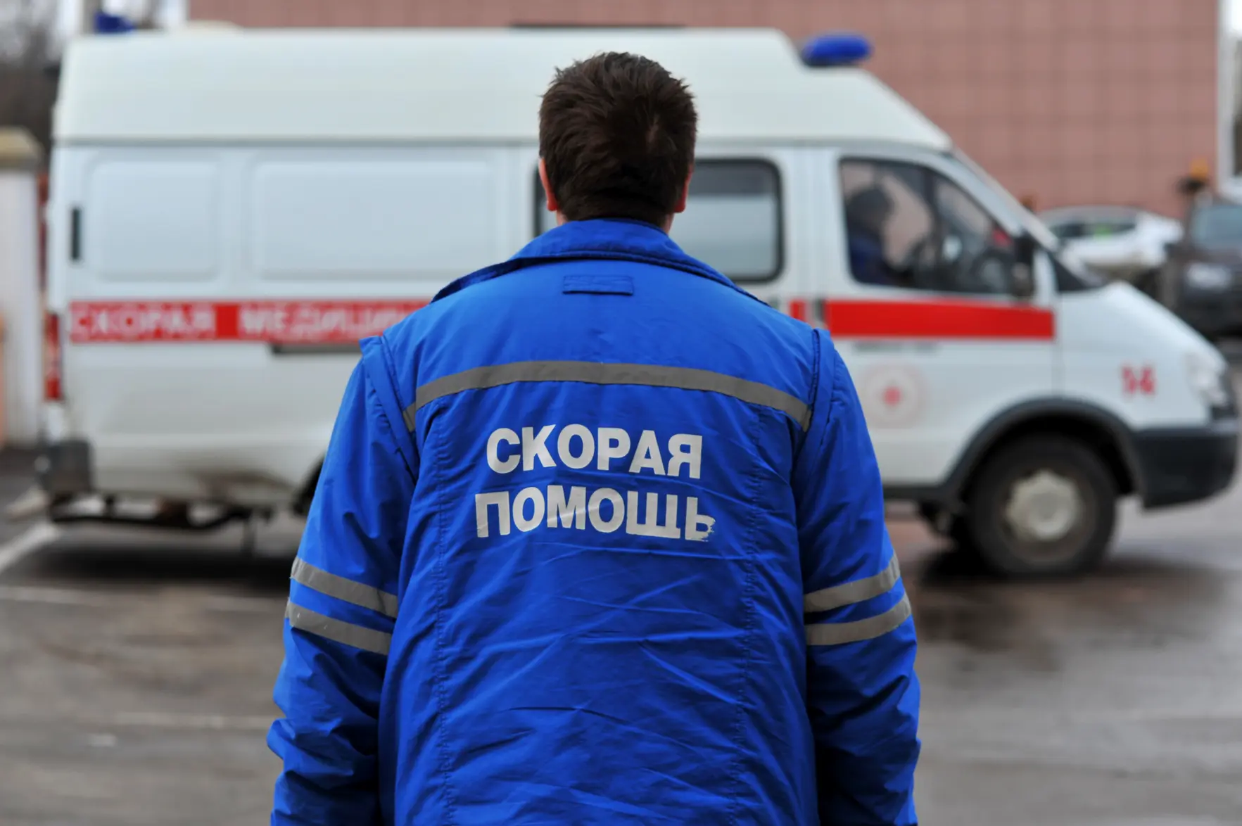 В Санкт-Петербурге штукатурка с фасада проломила голову прохожему