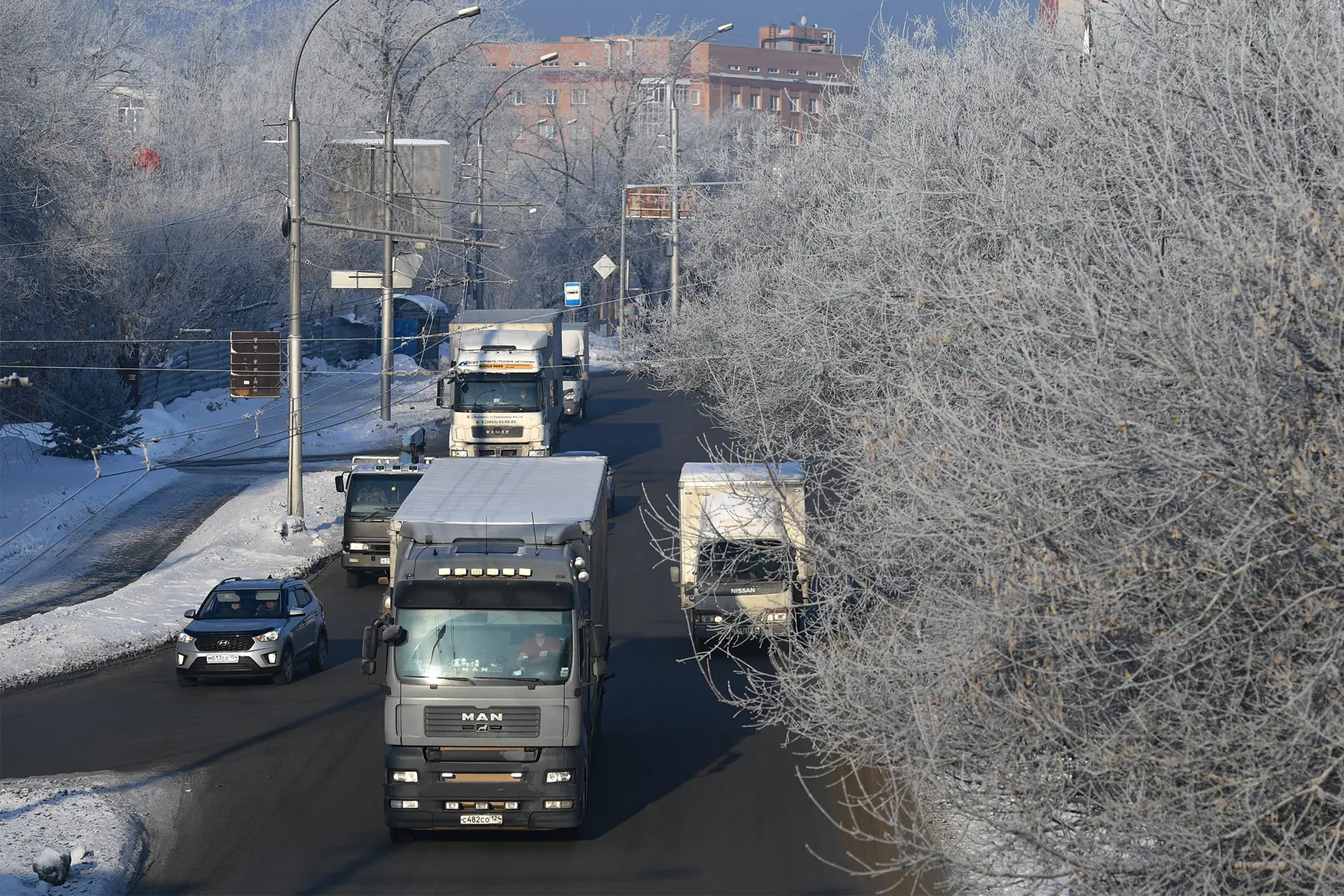 Снег и перепады температуры мешают перевозкам: в логистике ставят на прогноз и контроль маршрутов