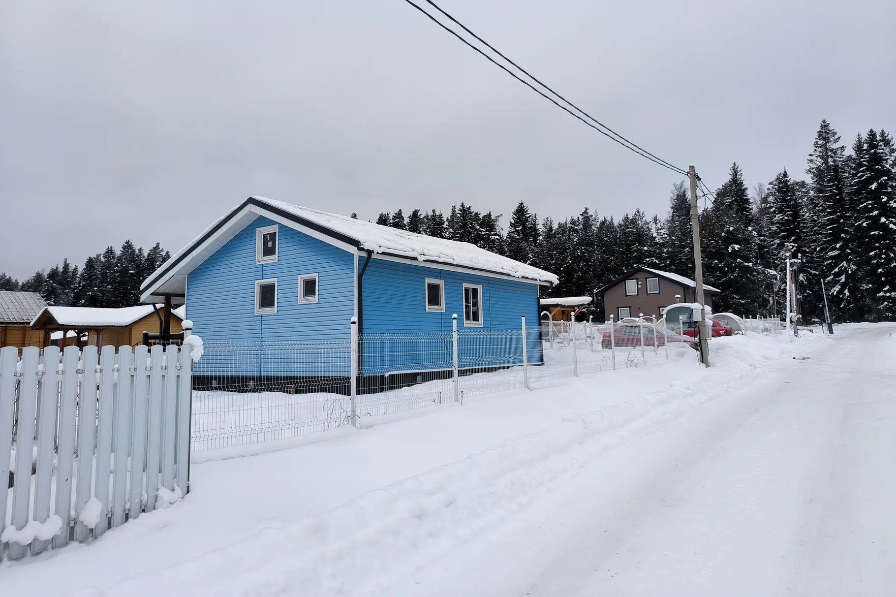 Снег с участка нельзя скидывать соседям: что делать при конфликте на даче