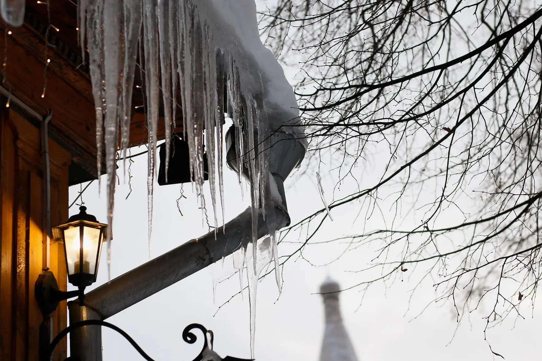 Снежная глыба упала на подростка в Уфе