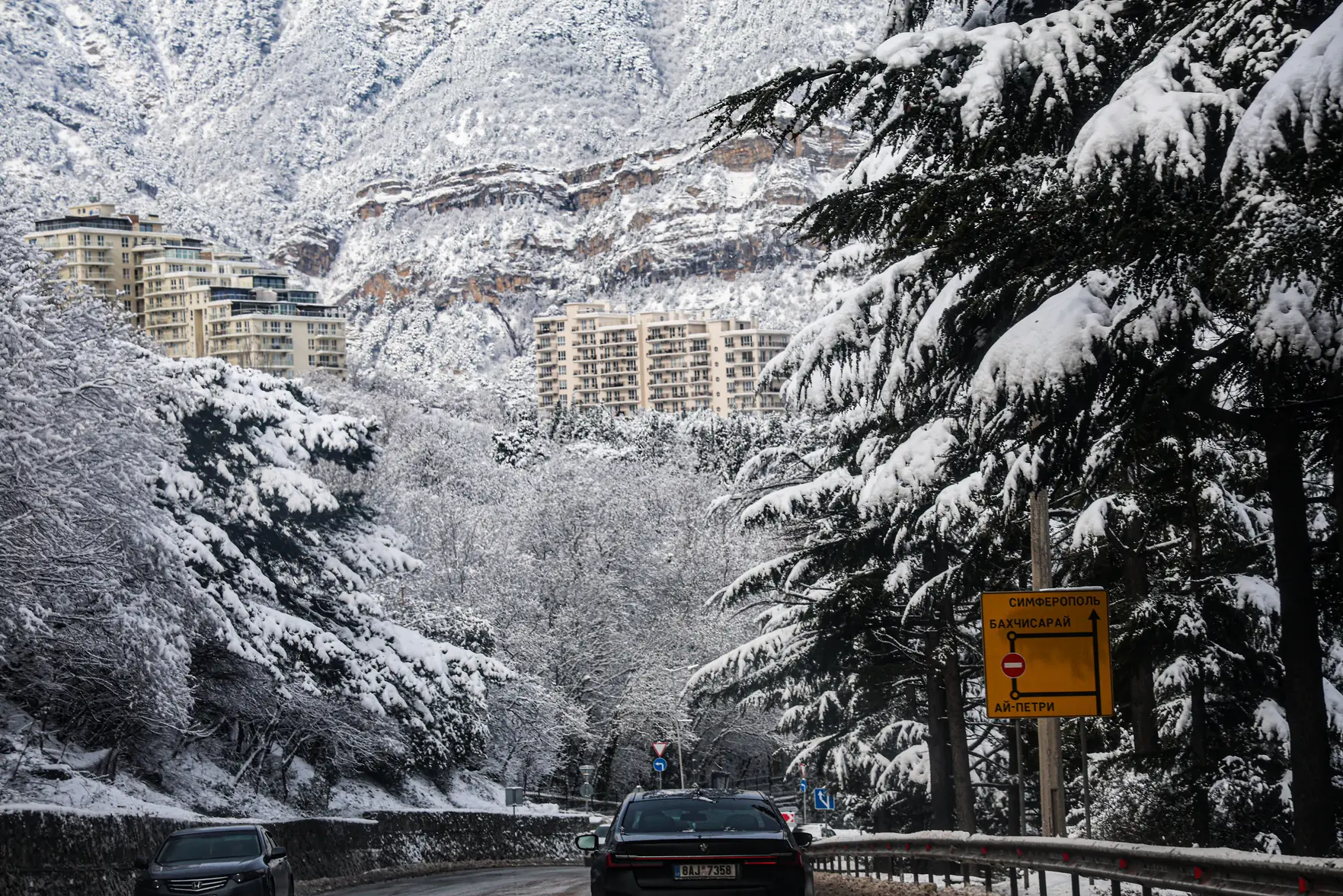 Снег парализовал общественный транспорт в Ялте