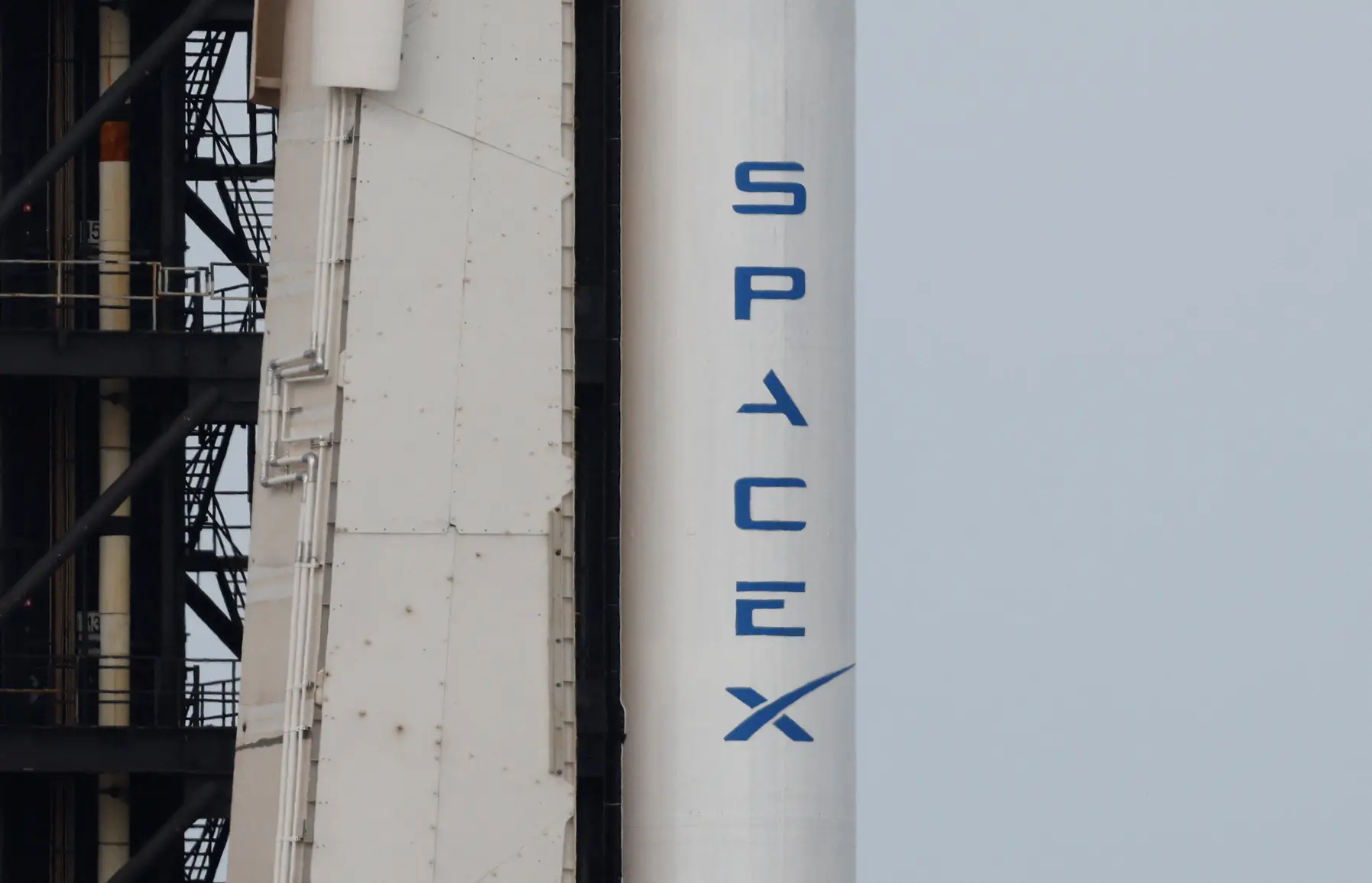 Bloomberg: SpaceX обсуждает слияние с xAI