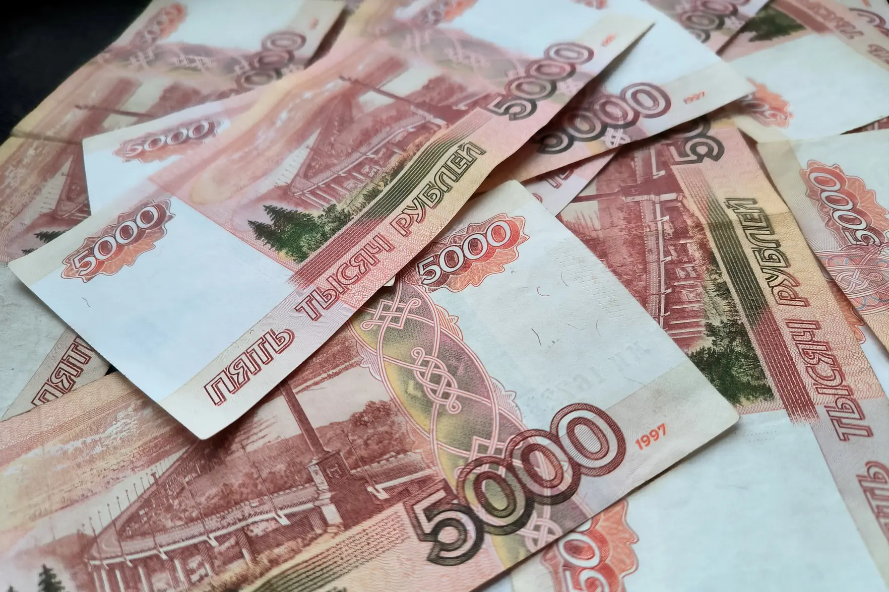 Средняя зарплата в России за 11 месяцев 2025 года выросла на 14,2% и дошла до 96 772 рублей