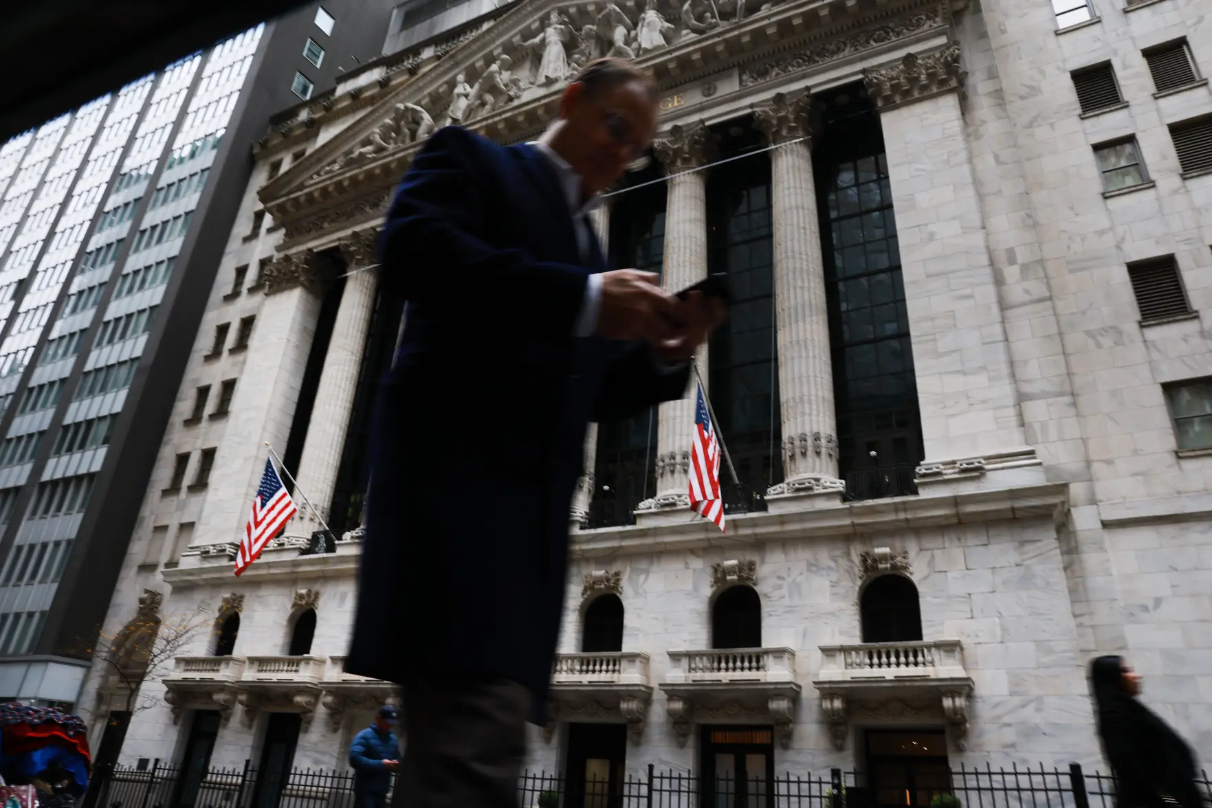 Рынок труда США слабеет: вакансий меньше, найм почти встал, увольнений стало больше