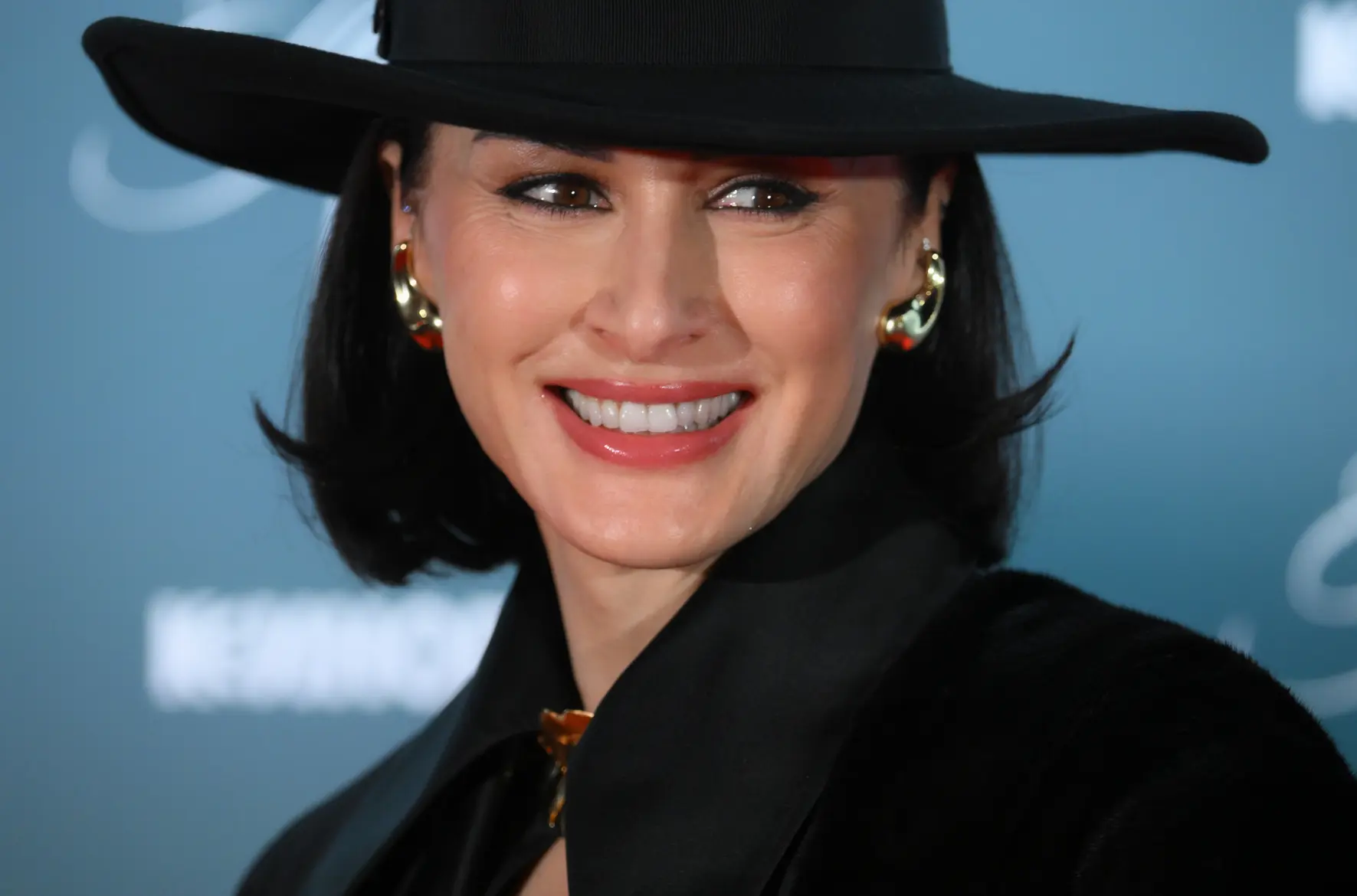 Тина Канделаки выиграла суд у ГБУ «Ритуал» из-за границ участка захоронения родителей