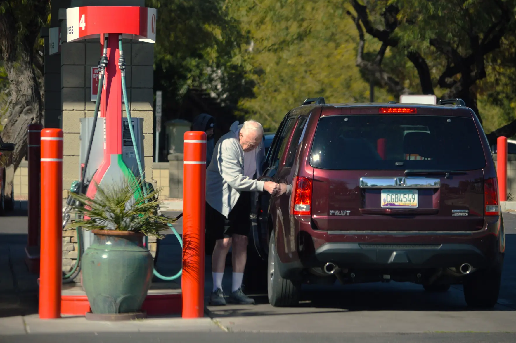 Трамп заявил о снижении цен на бензин в США из-за роста добычи нефти