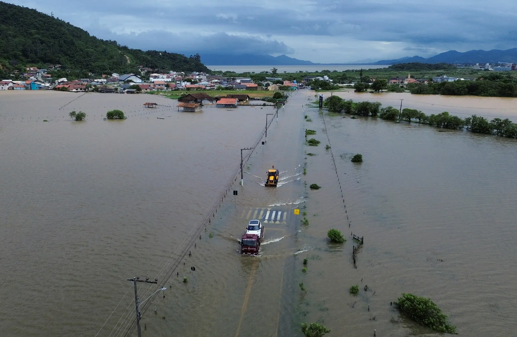 В бразильском городе Уба гробы поплыли по затопленным улицам