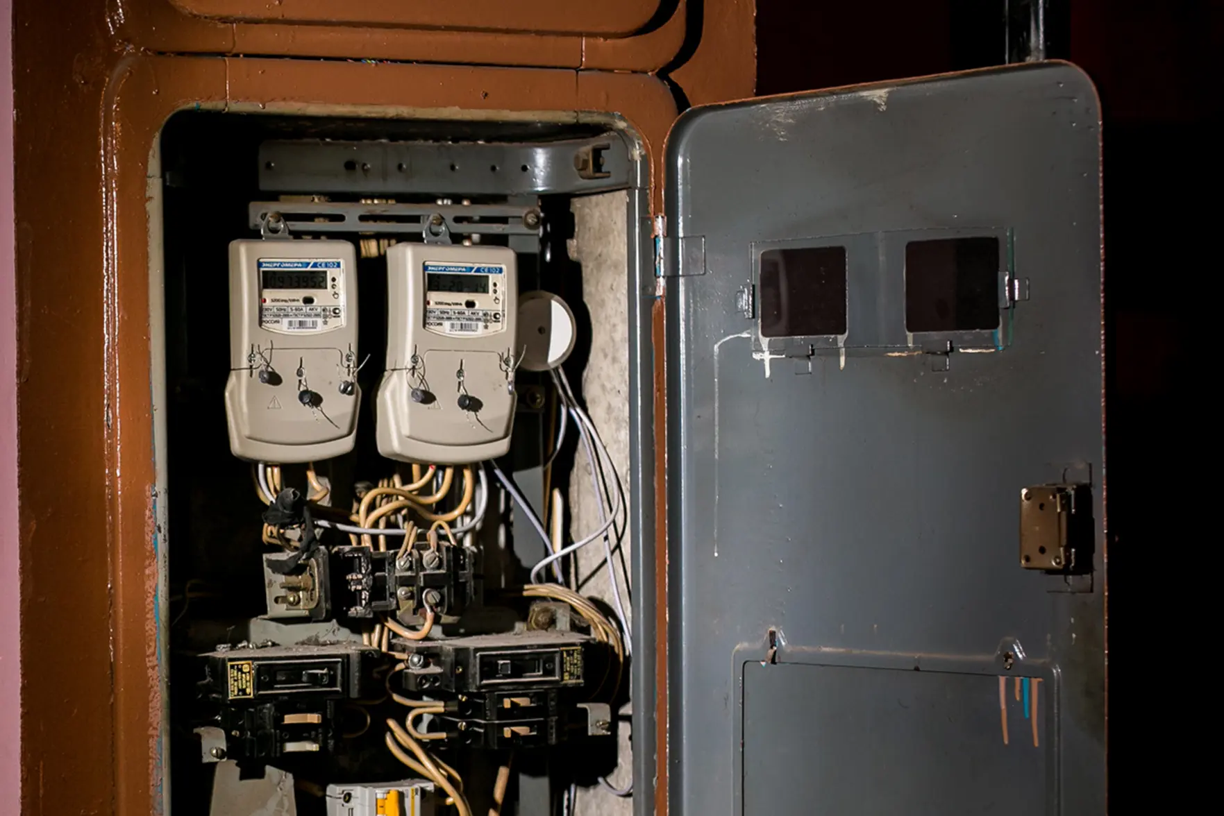 УК заплатила ребенку компенсацию за упавшую крышку электрощитка