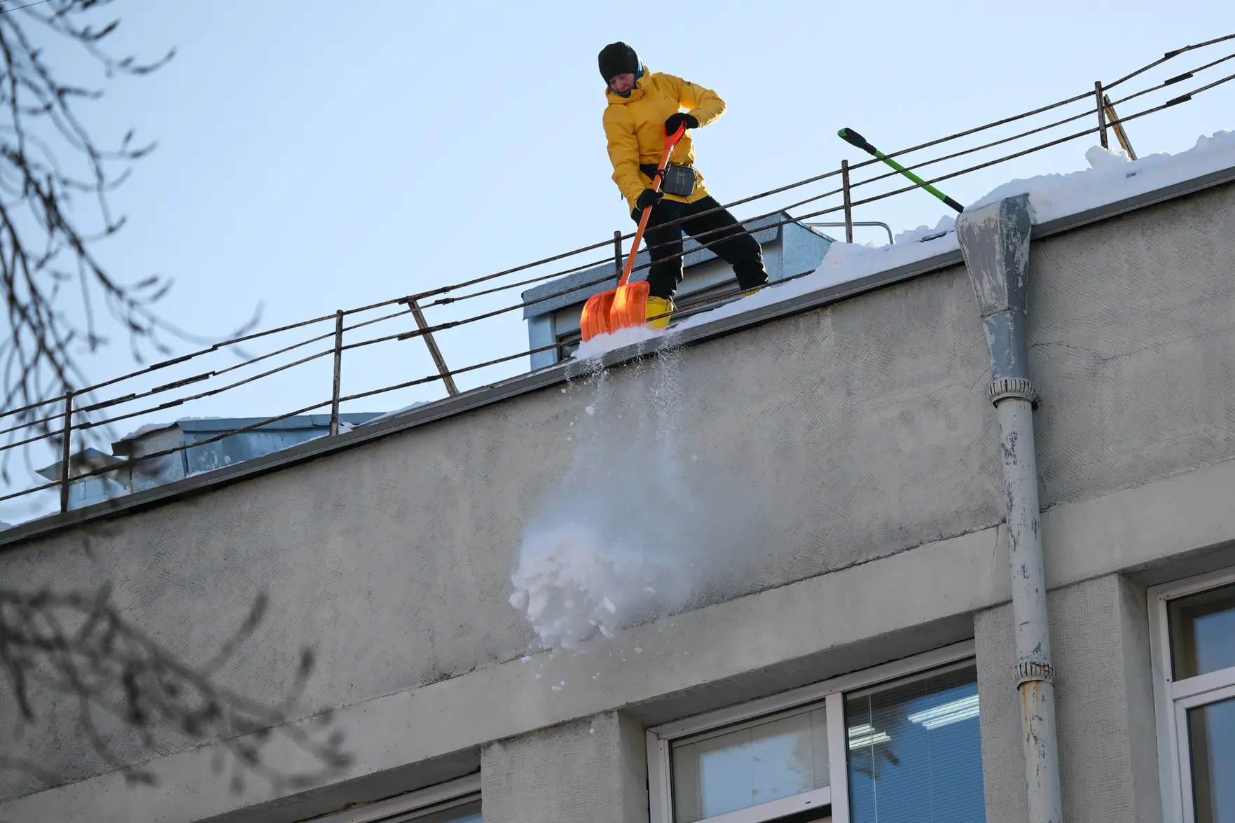 В России ужесточат требования к уборке крыш в оттепель