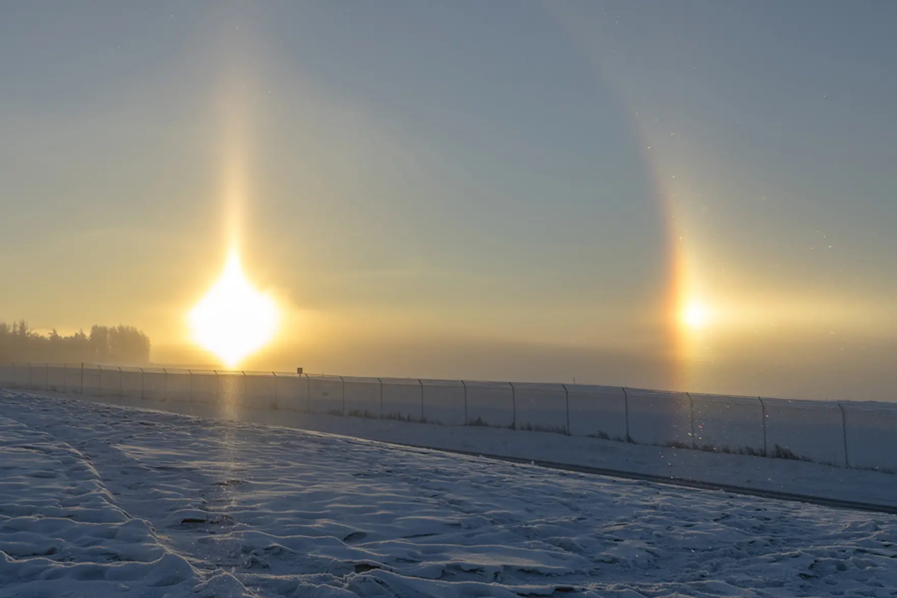 В регионах России заметили паргелий и световые столбы
