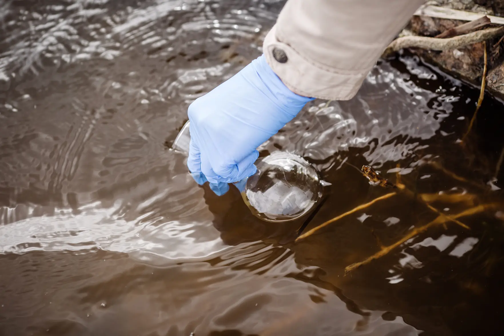 В Волгограде зафиксировали загрязнение почвы канализационными стоками на 11,2 млн рублей
