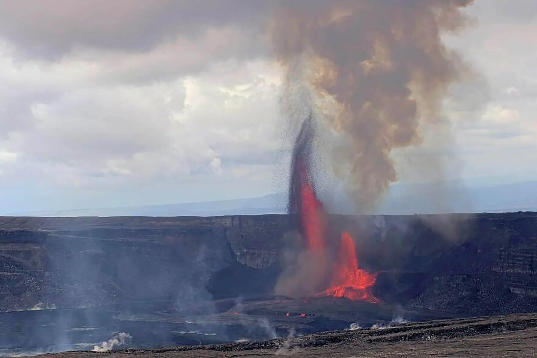 Вулкан Килауэа на Гавайских островах извергся