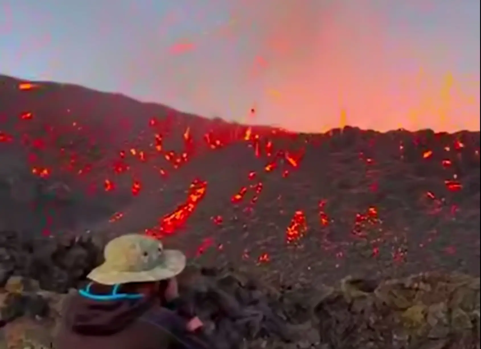 Вулкан Питон-де-ла-Фурнез проснулся: лава перекрыла дорогу на Реюньоне