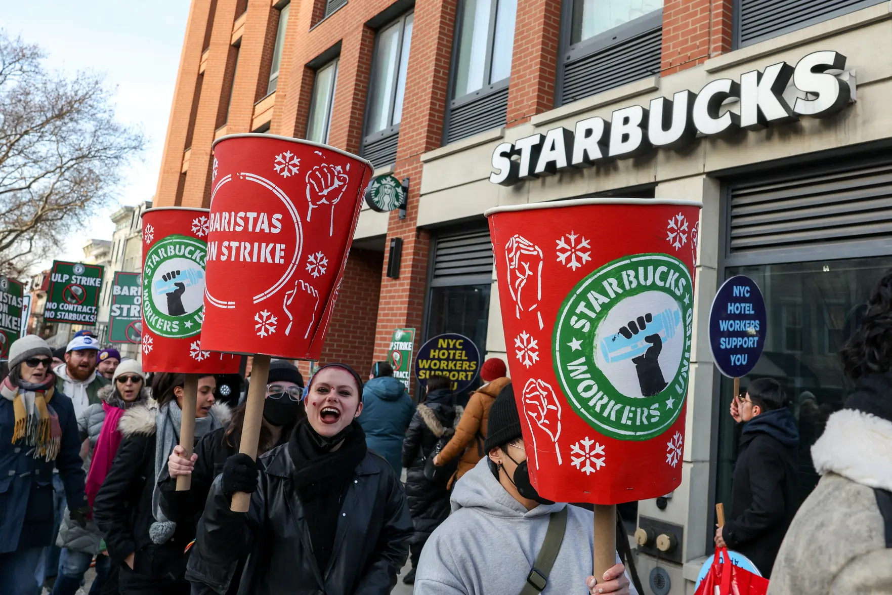 Забастовка работников Starbucks расширилась до более 180 магазинов