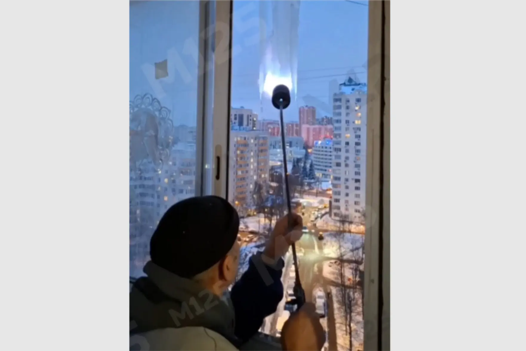 В Западном Дегунино сосульки на крыше растапливали кровельной горелкой