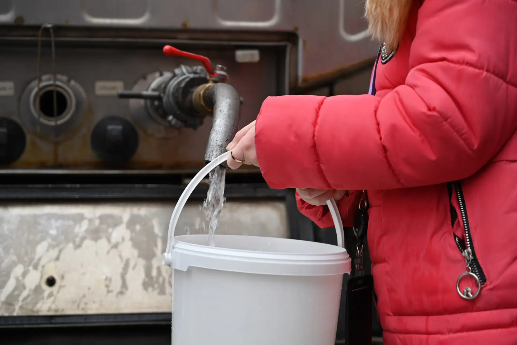 Жители Каспийска остались без воды из-за аварии на трубах