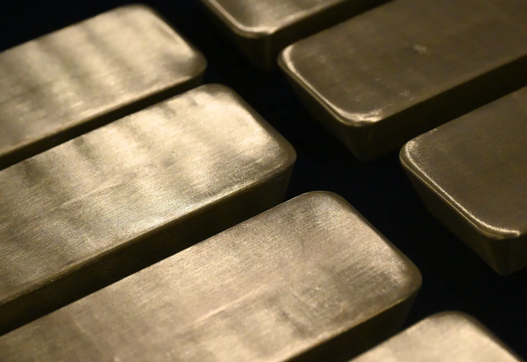 Золото и серебро резко подорожали из-за напряженности на Ближнем Востоке