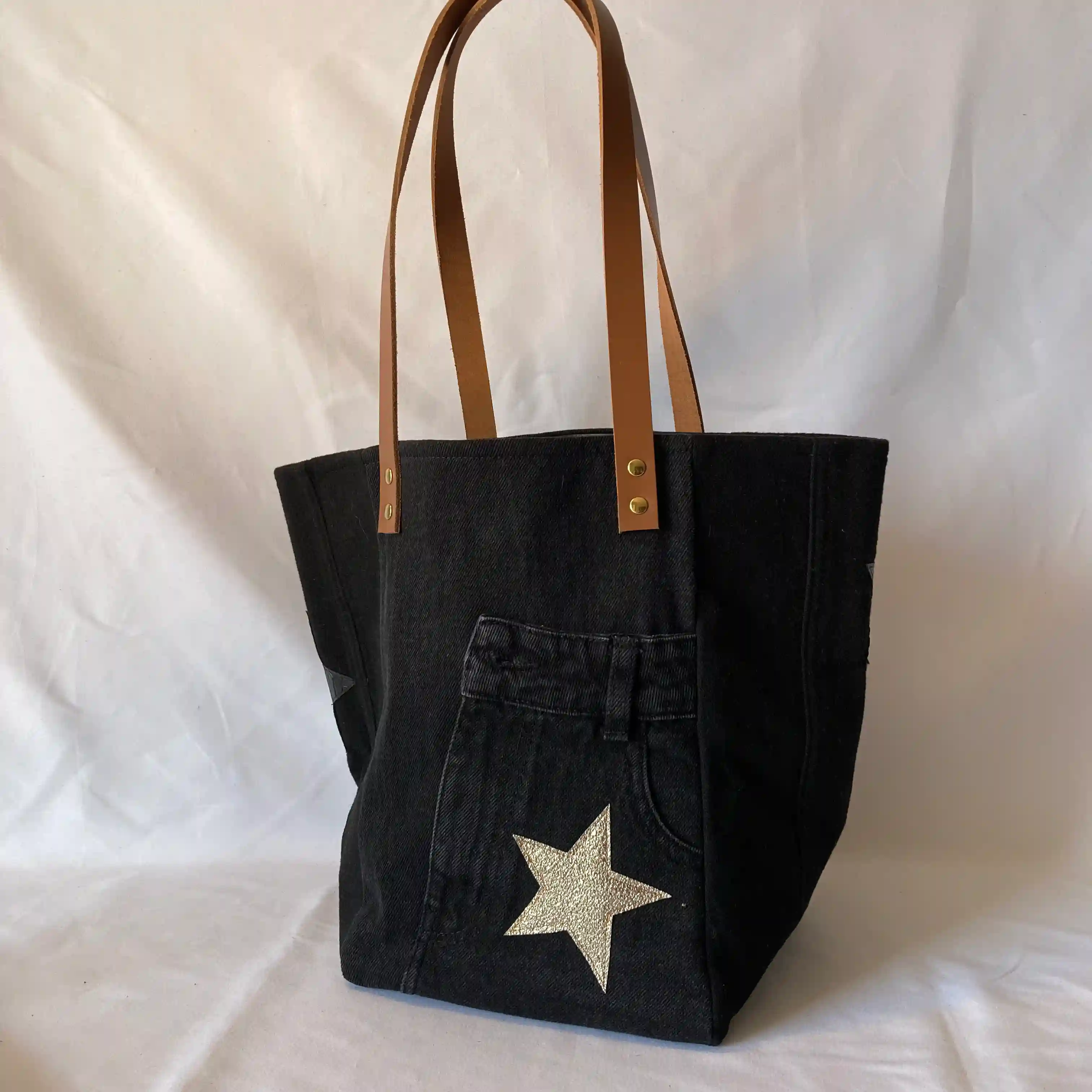 Ensemble Gold Star loves Black
