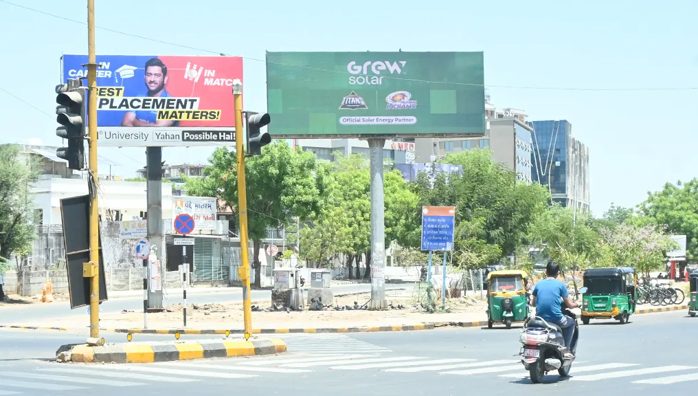 GREW Solar unipole on an Ahmedabad arterial road during the cricket season