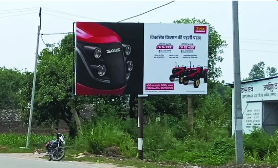 Hindi price-led Solis hoarding showing the 4415 and 4515 on-road prices
